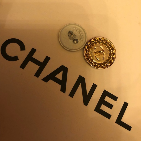 2 Chanel mixed set Buttons of 2 - Picture 3 of 4